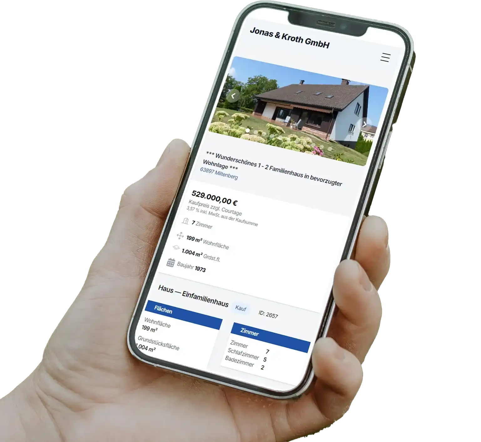 Maklerhomepage auf dem Smartphone in der Hand